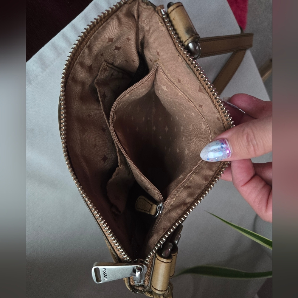 ✨ RETRO VIBES ALERT! ✨ Fossil Key-Per Crossbody 🔑🌈 - Picture 9 of 13